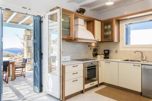 Η κουζίνα ή μικρή κουζίνα στο Villa Deliana by Ethos Hospitality
