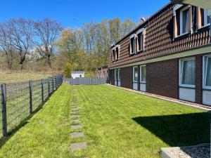 a yard next to a house with a fence at Hotel am Schlosspark Herten in Herten