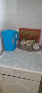 格德勒的住宿－Sylvis Place，坐在洗碗机顶上的蓝杯