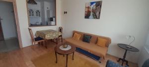 sala de estar con sofá y mesa en Sylvis Place, en Gödöllő