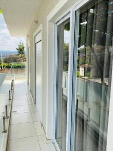 a balcony with sliding glass doors and a view at Apartamento próximo da Lucas in Atibaia