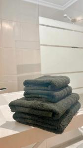 una pila de toallas sentadas en un mostrador en un baño en Casa Pazos, Pedrafita do Cebreiro, en Piedrafita