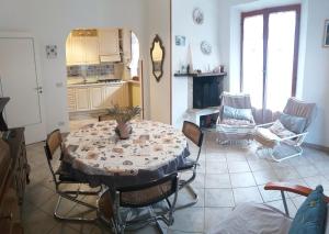 a kitchen and dining room with a table and chairs at Casetta Appennina (Bike Host) in Montefalcone Appennino