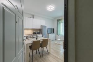 une cuisine avec une table et des chaises dans une pièce dans l'établissement Santacroce lovely apartment in Florence, à Florence