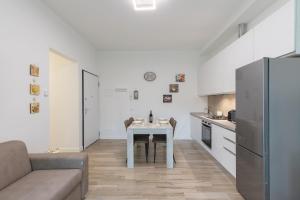 - une cuisine avec une table et un canapé dans une chambre dans l'établissement Santacroce lovely apartment in Florence, à Florence 14 autres photos