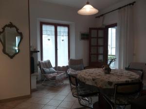 a dining room with a table and chairs and a mirror at Casetta Appennina (Bike Host) in Montefalcone Appennino