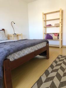 a bedroom with a bed with a blue blanket at excelente apartamento completo in Pelotas