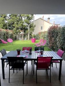 une table en bois avec des chaises et un tableasteryasteryasteryasteryasteryasteryasteryasteryastery astery dans l'établissement BLUE DREAM, à Juan-les-Pins