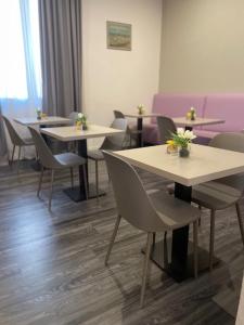 ein Zimmer mit Tischen und Stühlen mit Blumen darauf in der Unterkunft Hotel Delle Camelie in Florenz