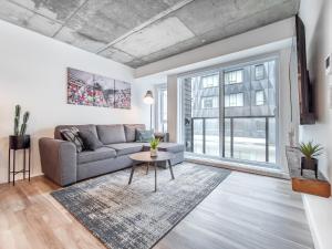 salon z kanapą i stołem w obiekcie Le Caïman w mieście Quebec City