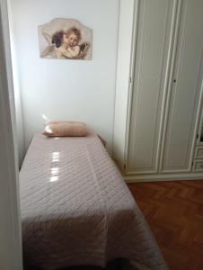 1 cama en una habitación con una foto en la pared en Residenza Damiano, en Asís
