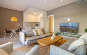 sala de estar con sofá y TV en Stunning Home In Roda, en Roda
