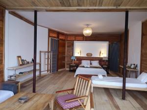 1 dormitorio con 2 camas y suelo de madera en Nirima Room en Santana