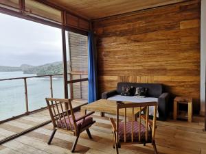 - une salle à manger avec une table, des chaises et un canapé dans l'établissement Nirima Room, à SantʼAna