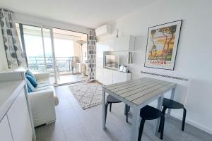 Kuchyňa alebo kuchynka v ubytovaní Apartment with AC terrace sea view swimming pool parking -BENAKEY