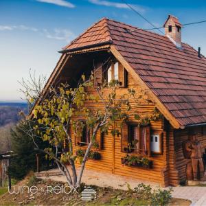 Casa de madera con techo rojo en Wine & Relax Sveti Martin na Muri en Gornji Koncovčak