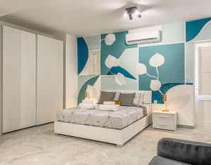 - une chambre dotée d'un lit avec un mur bleu et blanc dans l'établissement Designer Duplex Penthouse in Floriana, à Il-Furjana