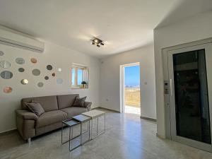 - un salon avec un canapé et une table dans l'établissement Designer Duplex Penthouse in Floriana, à Il-Furjana