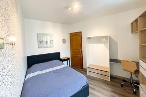 - une chambre avec un lit, un bureau et une chaise dans l'établissement Résidence Investar appartement 3, à Montluçon