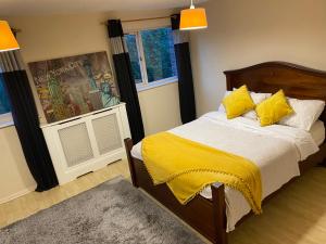 מיטה או מיטות בחדר ב-Cheerful kingsize room for single use