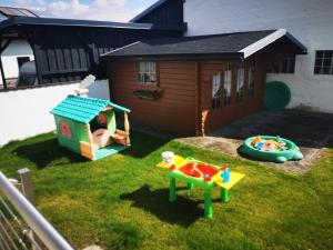 Lasten leikkialue majoituspaikassa Ferienwohnung Hertreiter in Dingolfing 110qm