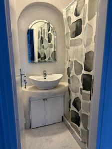 Ванная комната в Zolfo Antico Beach Apartment Perissa
