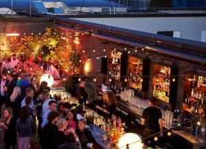 una folla di persone in piedi in un bar di Hotel AMANO Grand Central a Berlino