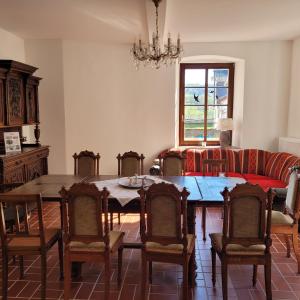 comedor con mesa, sillas y sofá en Alter Posthof Lieser, en Lieser