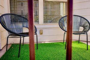 twee stoelen en een tafel op een veranda bij Emerald City Luxury Suite ~Fully Gated Community in Midland