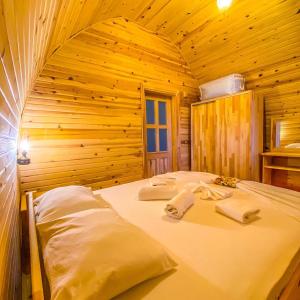 um quarto com uma cama num chalé de madeira em Kazdağları Sağlıklı Yaşam Köyü em Edremit