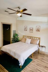 een slaapkamer met een bed en een plafondventilator bij Emerald City Luxury Suite ~Fully Gated Community in Midland