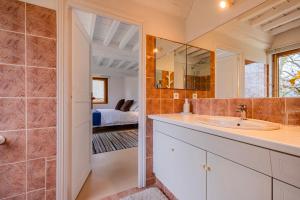 y baño con lavabo y espejo. en Maison "Le Pressoir" avec Grand Jardin, en Biéville-en-Auge