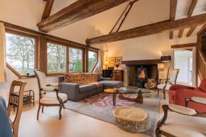 a living room with a couch and a table at Maison "Le Pressoir" avec Grand Jardin in Biéville-en-Auge