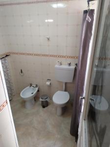 a small bathroom with a toilet and a sink at Residencial Carvalho in Estremoz
