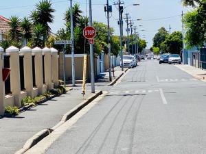 una señal de stop al lado de una calle en Le Lieu Accommodation, en Ciudad del Cabo