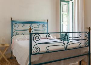 een bed met een blauw frame in een slaapkamer bij Villa Aimone in Marina Porto