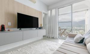 ein Wohnzimmer mit einem Flachbild-TV an der Wand in der Unterkunft Tabas Lindíssimo apê 2 quartos - Leblon LB0045 in Rio de Janeiro