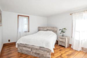 1 dormitorio con 1 cama y suelo de madera en Peaceful Hollow, en Manchester