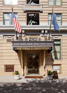 ein Gebäude mit zwei Flaggen davor in der Unterkunft Hotel DeLuxe in Portland