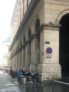 un groupe de motocycles garés à côté d'un bâtiment dans l'établissement Cosy lyon Opera, à Lyon