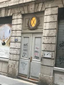 un immeuble avec graffiti sur son côté dans l'établissement Cosy lyon Opera, à Lyon