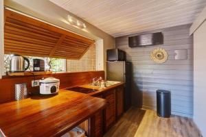eine Küche mit einer Holztheke und einem Kühlschrank in der Unterkunft Studio T1 - Cosy Pêcheur in Saint-Leu