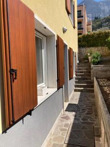 pasillo de un edificio con ventana y escaleras en Civico 93 en Malcesine