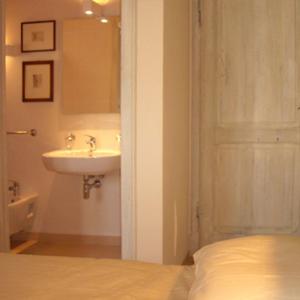a bathroom with a sink and a bed and a sink at Agriturismo Pozzuolo in Serrungarina