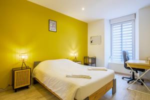 Un pat sau paturi într-o cameră la Le 54-GregIMMO-Appart'Hôtel