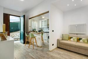 a living room and kitchen with a couch and a table at Lo scoglio in Bogliasco