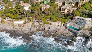 uma vista aérea de uma cidade e da água em Lo scoglio em Bogliasco