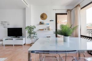 TV a/nebo společenská místnost v ubytování Marbella Rio Real apartment