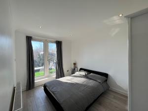 Säng eller sängar i ett rum på Lovely 2 Bedroom with Balcony - London