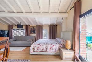 1 dormitorio con 1 cama y 1 sofá en Alloggio incantevole con piscina, en Vinci